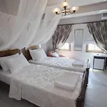 Iola Hotel