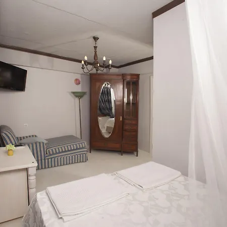 Iola 4*