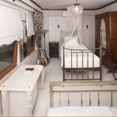 Iola Hotel