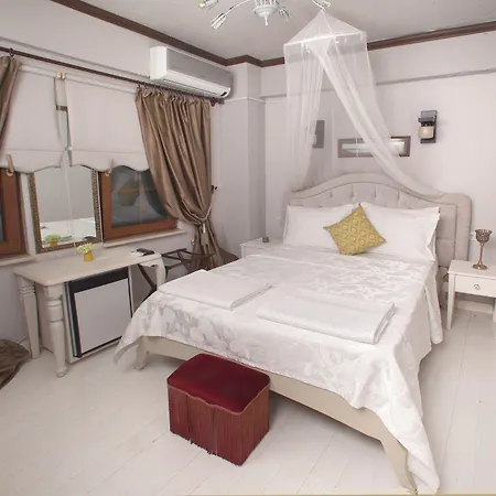 Iola Hotel