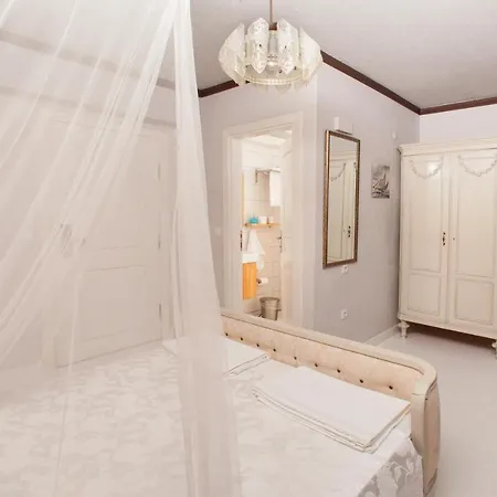 Iola Hotel 4*